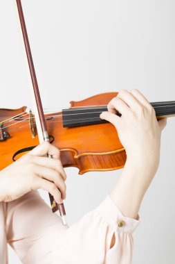 Enstrümanlı genç kadın kemancı.