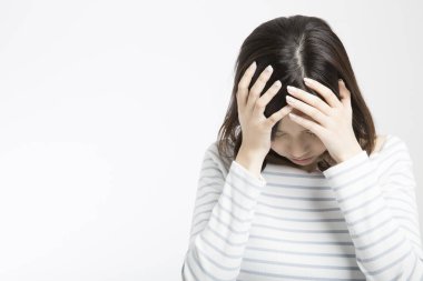 Elleri beyaz arka planda, üzgün bir kadın.