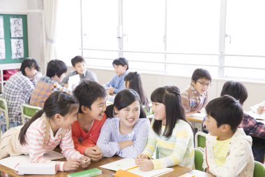 Asyalı çocukların okul sınıfındaki portresi