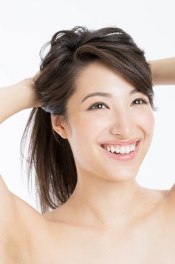 Güzel gülümseyen Asyalı bir kadının portresi. 