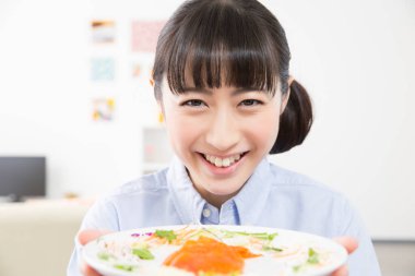 Lokantada damak tadı olan bir kadın