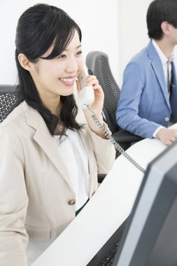 Genç Asyalı çalışanlar ofiste çalışıyor.