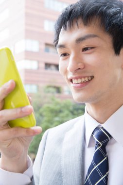 Sokakta cep telefonu olan bir işadamı 