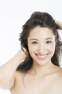 Kameraya bakan uzun saçlı güzel Asyalı kadının portresi.