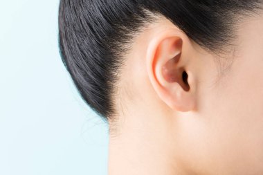 Arka planda kulağı olan Asyalı kadın, kapat.