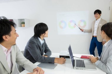 iş takım tartışarak yeni proje