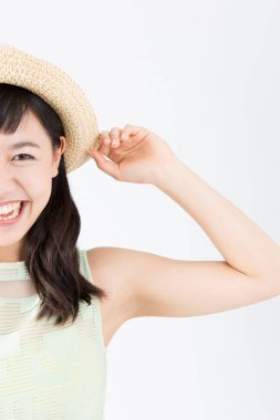 Beyaz şapkalı Asyalı genç kadın. 