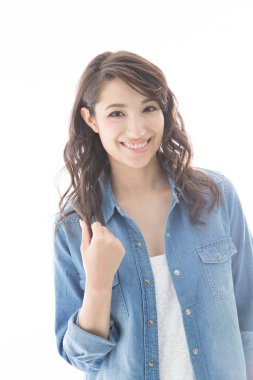 gülümseyen genç Asyalı kadın