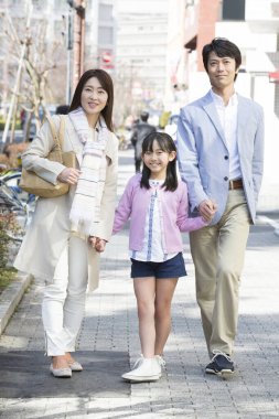 Genç aile birlikte yürüme