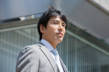 Sokaktaki genç Japon iş adamı.