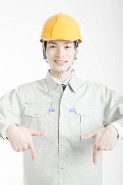 Beyaz arka planda Asyalı erkek mühendisin stüdyo resmi