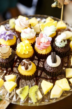 Lezzetli bir top kekin yakın çekimi.