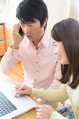 dizüstü bilgisayarda çalışan kadın ve erkek