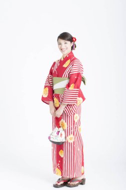 Geleneksel Japon kimonosu giymiş güzel bir kadının portresi. 