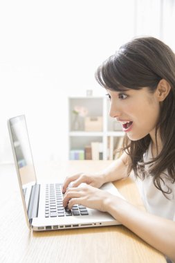 Ofiste laptop kullanan bir kadın