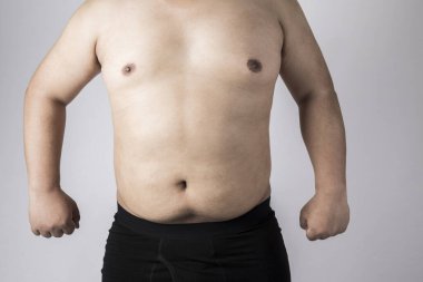 Koca göbekli şişman bir adam. Şişman adam. Stüdyo resmi