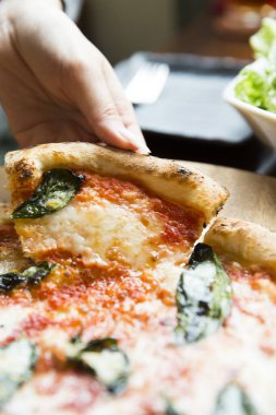 Lezzetli İtalyan pizzası yiyen kişi. 