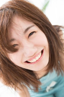 Gülümseyen genç Asyalı kadın portresi