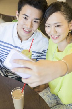 Restoranda fotoğraf çeken çift.