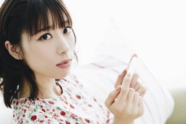 bir akıllı telefon kullanan Asyalı kadın