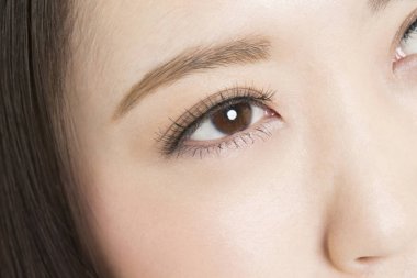 Güzel kirpikleri olan bir kadının gözleri.