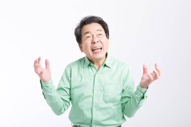 Asyalı kıdemli kızgın, beyaz tenli.