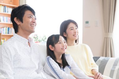 Genç aile oturma odasında rahatlatıcı