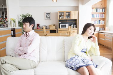 Çiftler arka arkaya koltukta oturuyor. 