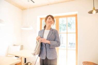 Kafede duran Asyalı kadın. 