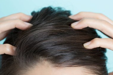 Güzel Asyalı kadının portresi kafa masajı yapıyor. 