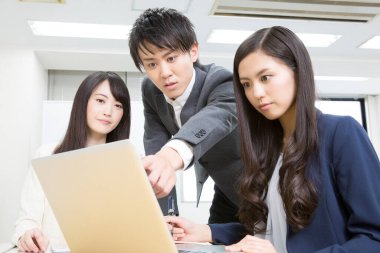 Ofiste çalışan iş adamları. Sabah toplantısı konsepti