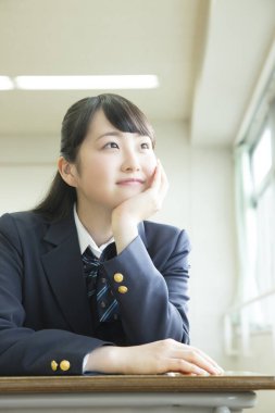 Okulda siyah üniformalı bir kız vardı ve sınıfın penceresinin yanında oturuyordu. 