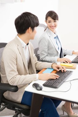 Modern ofisinde çalışan genç iş adamları