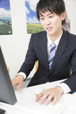 Bilgisayarda çalışan genç iş adamı seyahat acentesi