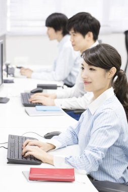 Ofiste bilgisayar kullanan iş kadını 