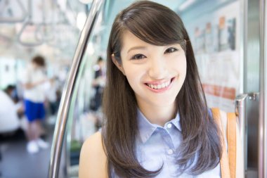 Metrodaki güzel Asyalı kadın. 