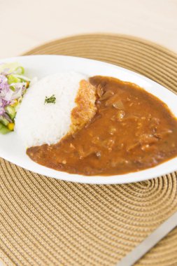 Beyaz tabakta körili lezzetli pilavın yemek fotoğrafı.