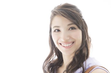 Güzel Japon kadın beyaz arka plana bakıyor. 