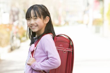 Sırt çantalı Japon kız portresi.
