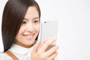 İzole edilmiş arka planda akıllı telefon kullanan bir kadın. 