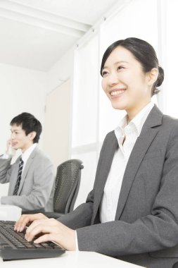 Ofiste bilgisayarlarla çalışan genç çalışanların portresi