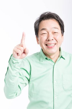 Mutlu kıdemli adam beyaz arka planda izole edilmiş. 