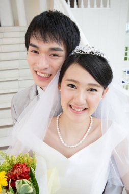 Asyalı mutlu bir çiftin portresi.   