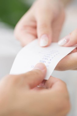 Kadın satıcı müşteriye yemek tarifi veriyor. 