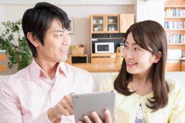 Tabletli adama bakan genç bir kadın.