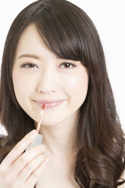 Parlak saçlı genç bir kadın