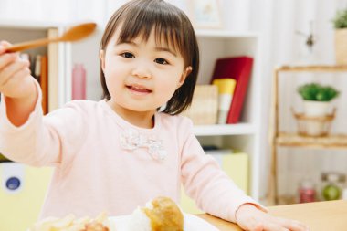 Güzel Asyalı kız evde Japon yemeği yiyor.