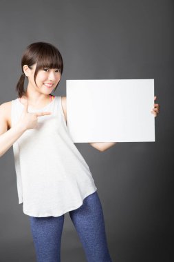 Beyaz tabelası olan sportif bir kadın.