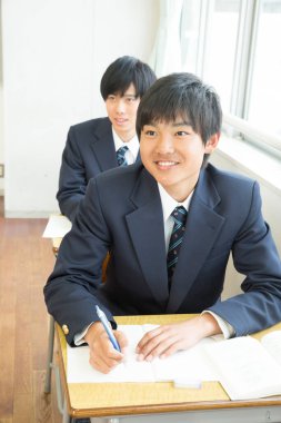 Sınıfta okuyan Japon öğrencilerin portresi