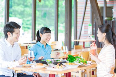 Asyalılar restoranda yemek yiyor. 